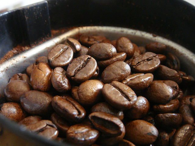 咖啡烘焙师可以使用分光测色仪来确定颜色
